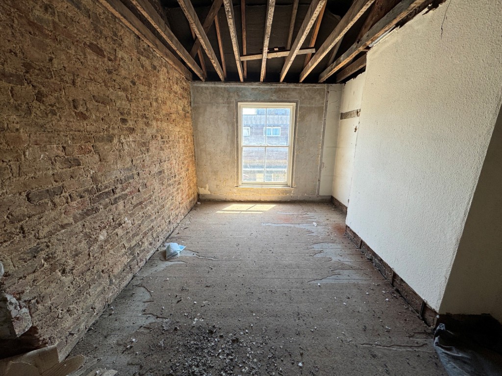 Lot: 66 - COMMERCIAL INVESTMENT AND UPPER PARTS WITH PRIOR APPROVAL FOR TWO, TWO-BEDROOM FLATS - Second floor - room 1